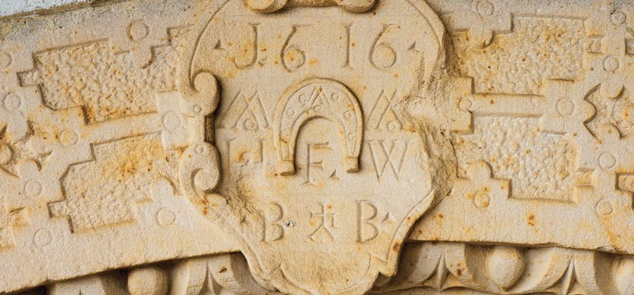 Das Pfaffmann-Hufeisen am Torbogen zum Weingut