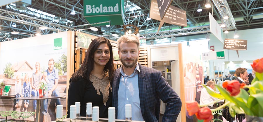 Kanupriya u. Pawel Hener am Stand auf der ProWein 2018