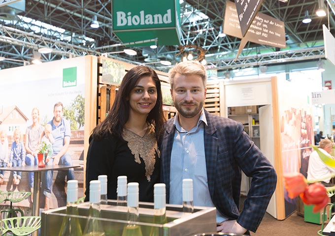 Kanupriya u. Pawel Hener am Stand auf der ProWein 2017