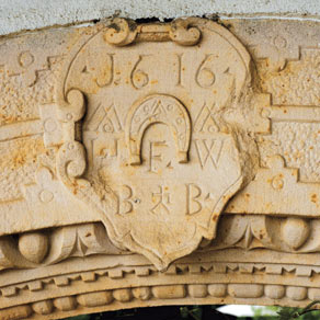 Das Pfaffmann-Hufeisen im Wappen am Torbogen