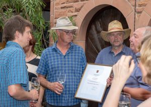 Gustav Pfaffmann erläutert Naturschutz-Projekte
