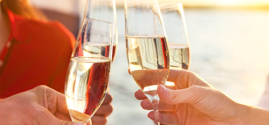 Mit Sekt Anstoßen